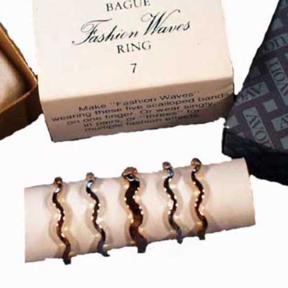 AVON FASHION WAVES 1970 FIVE RING SET, Sz 7, GOLD & SILVER TONE, GENUINE VINTAGE - Picture 2 of 2